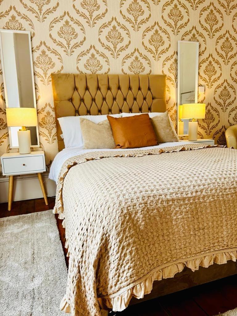 The Lazy Lion - Spacious 2 Bedroom - Town Centre Holiday Home Apartment Port Glasgow Ngoại thất bức ảnh