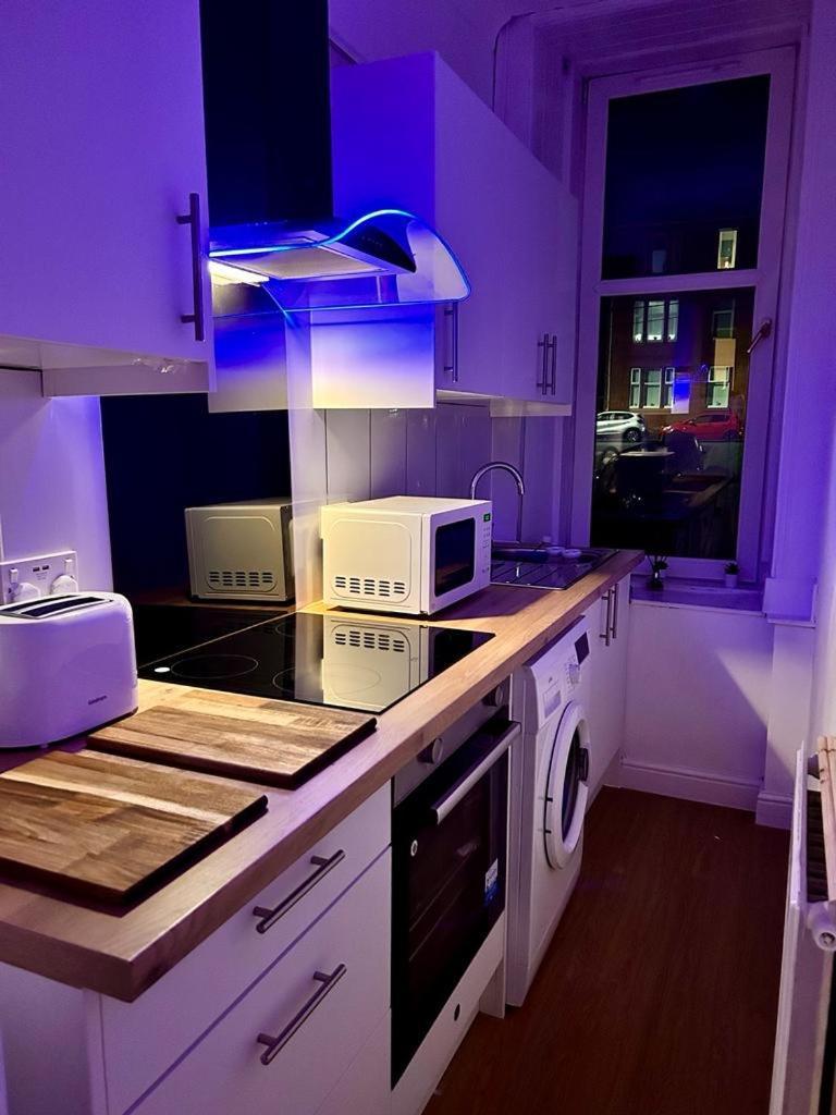 The Lazy Lion - Spacious 2 Bedroom - Town Centre Holiday Home Apartment Port Glasgow Ngoại thất bức ảnh