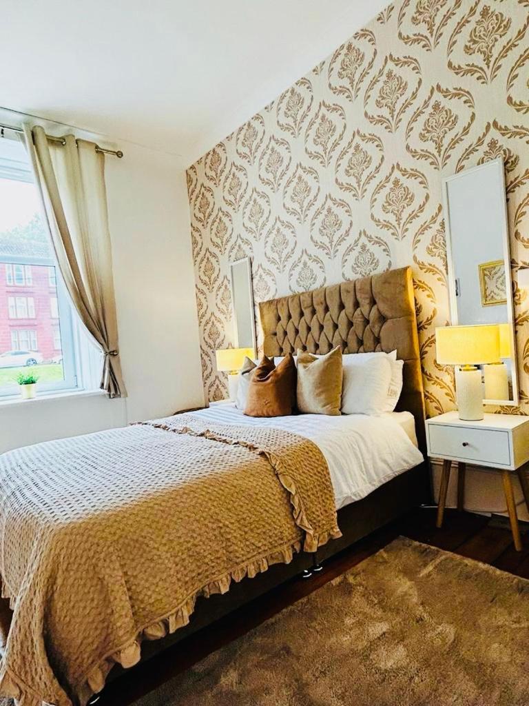 The Lazy Lion - Spacious 2 Bedroom - Town Centre Holiday Home Apartment Port Glasgow Ngoại thất bức ảnh