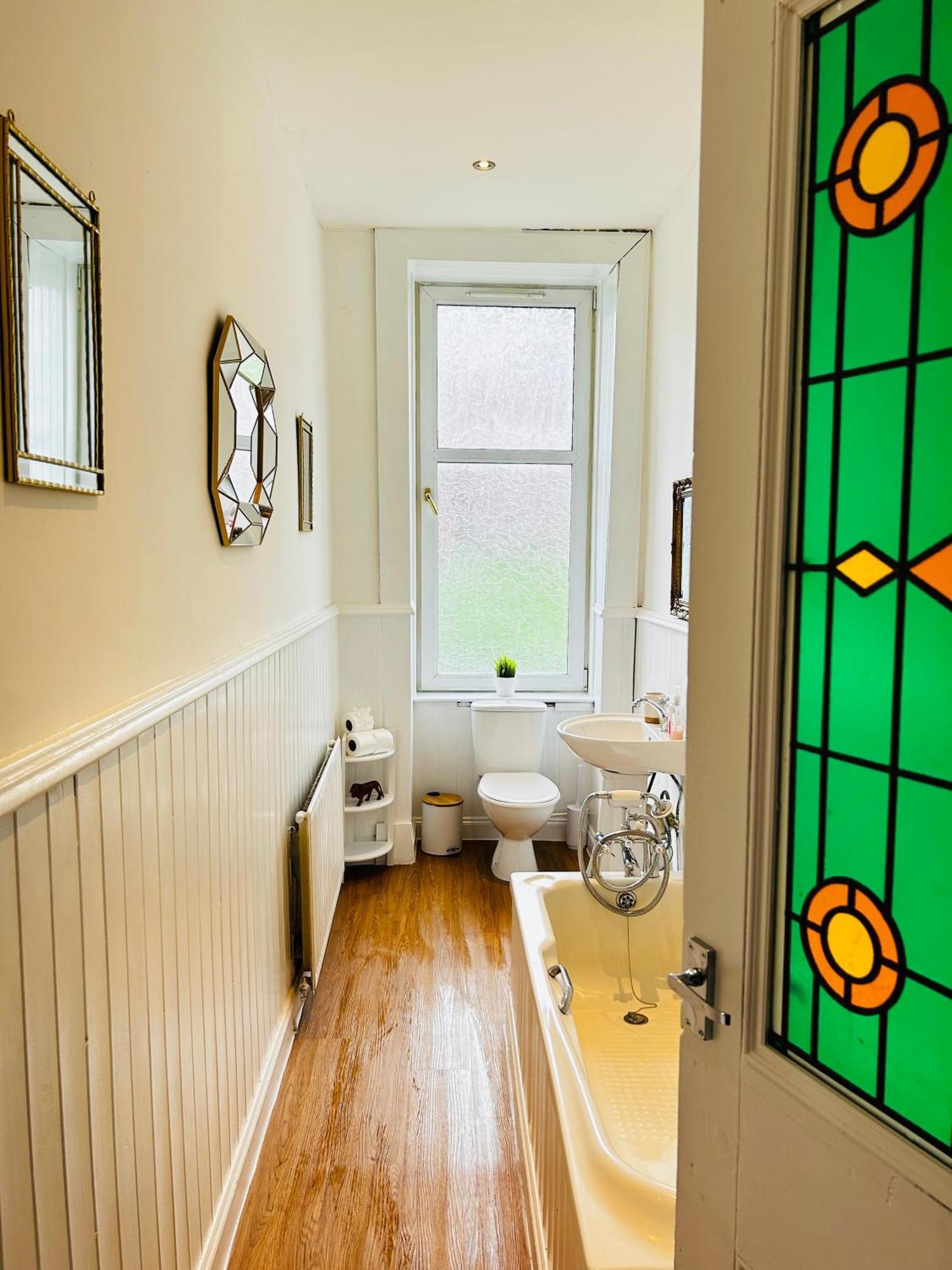 The Lazy Lion - Spacious 2 Bedroom - Town Centre Holiday Home Apartment Port Glasgow Ngoại thất bức ảnh