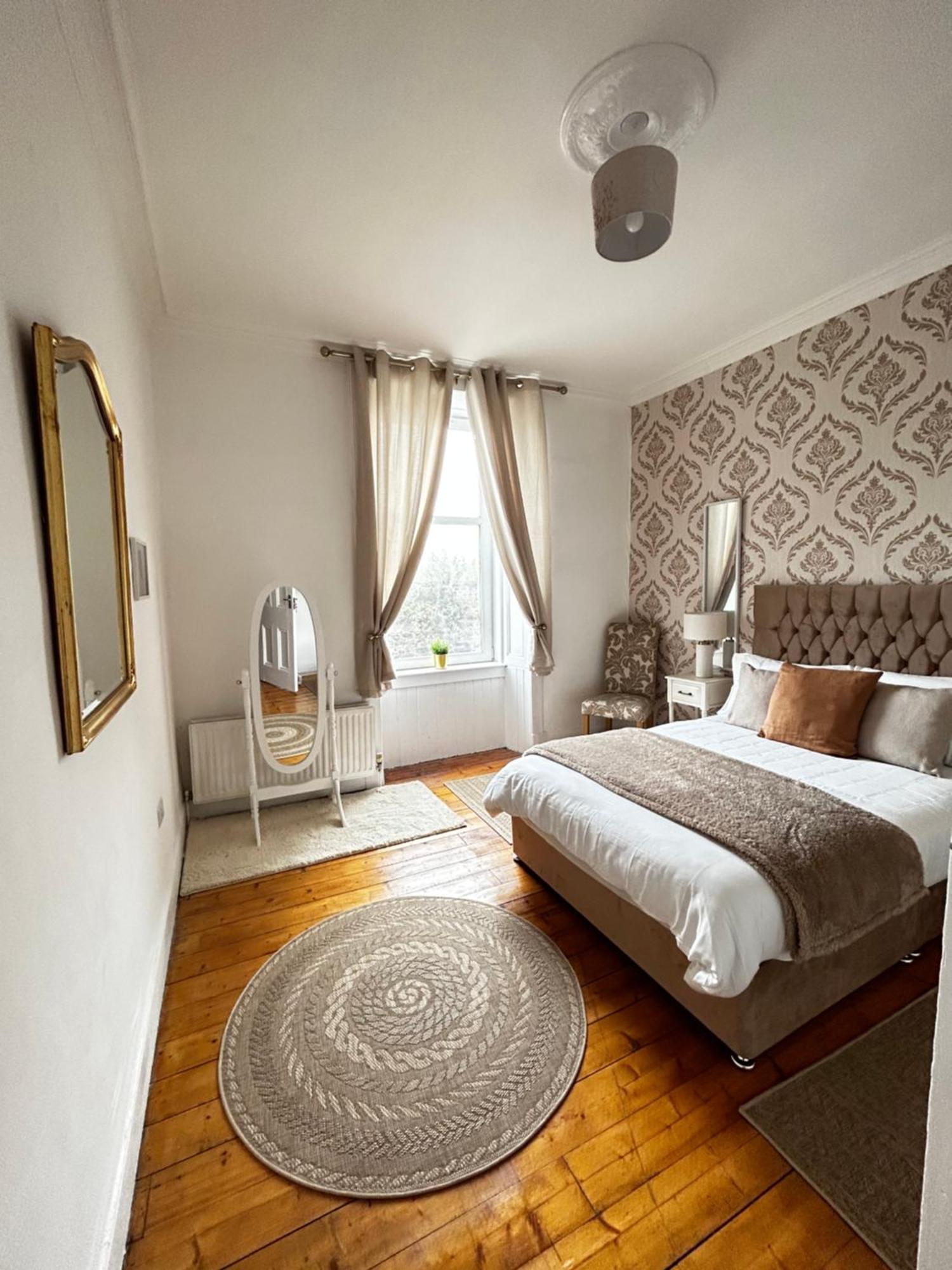 The Lazy Lion - Spacious 2 Bedroom - Town Centre Holiday Home Apartment Port Glasgow Ngoại thất bức ảnh