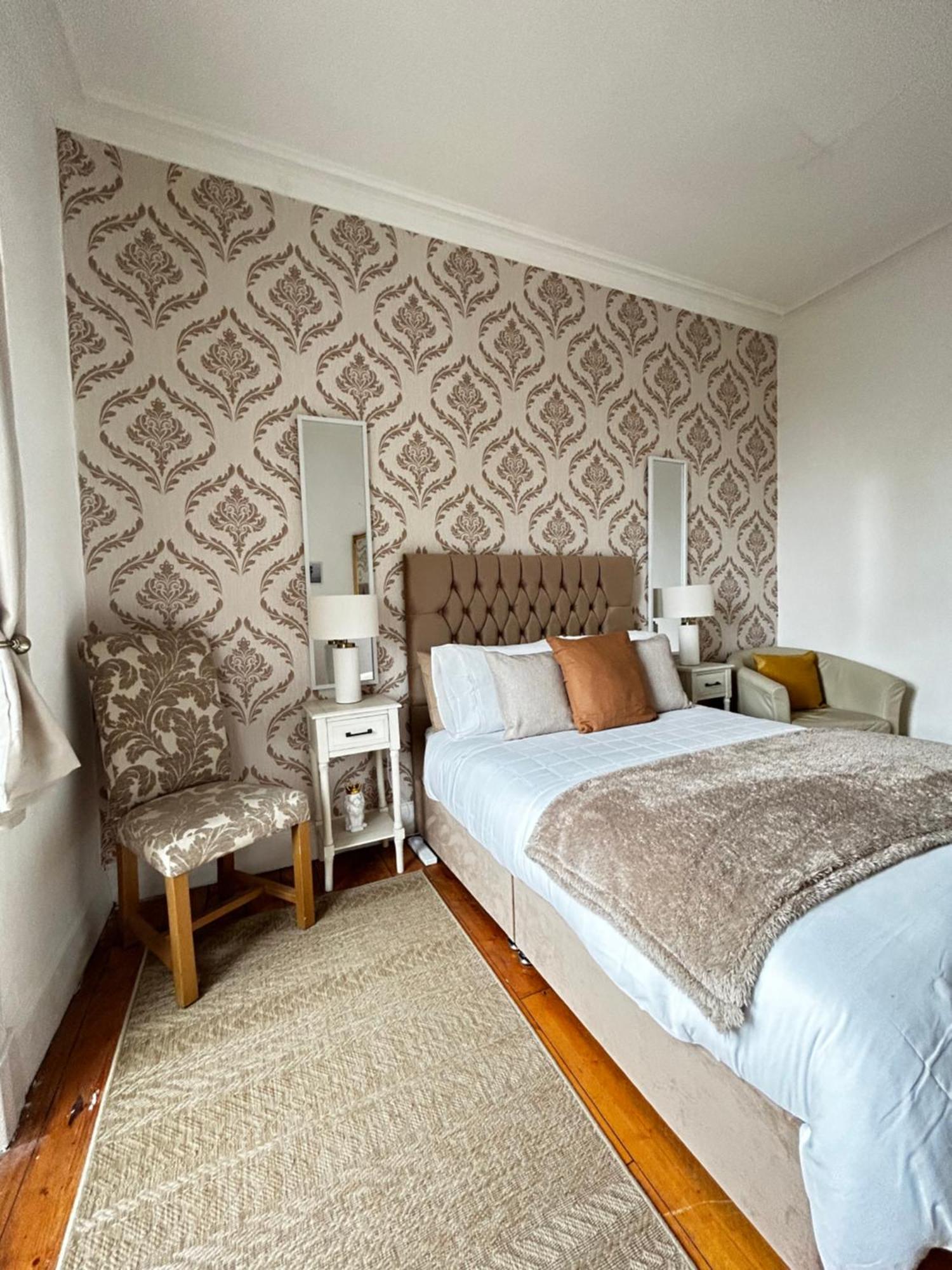 The Lazy Lion - Spacious 2 Bedroom - Town Centre Holiday Home Apartment Port Glasgow Ngoại thất bức ảnh