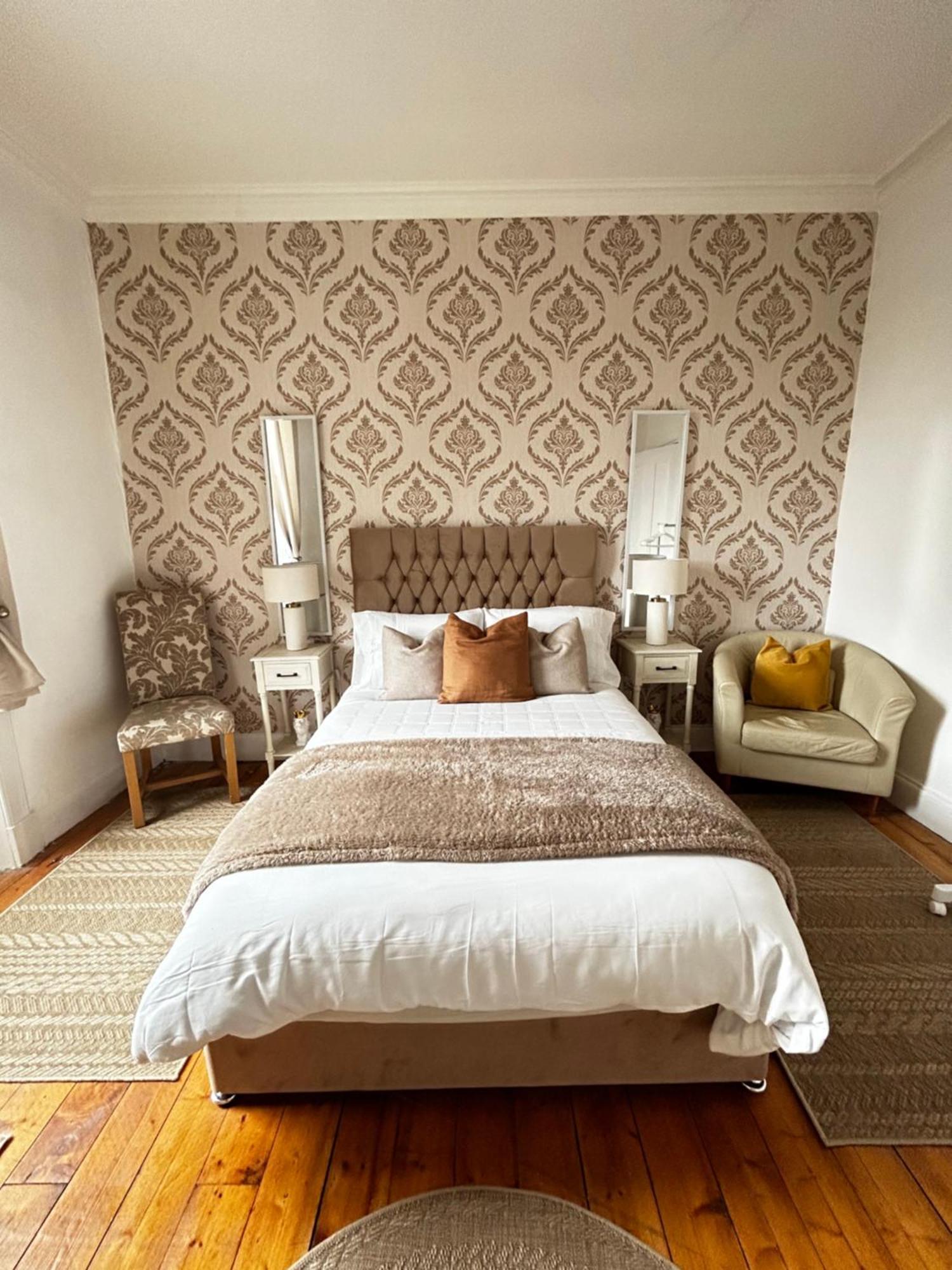 The Lazy Lion - Spacious 2 Bedroom - Town Centre Holiday Home Apartment Port Glasgow Ngoại thất bức ảnh