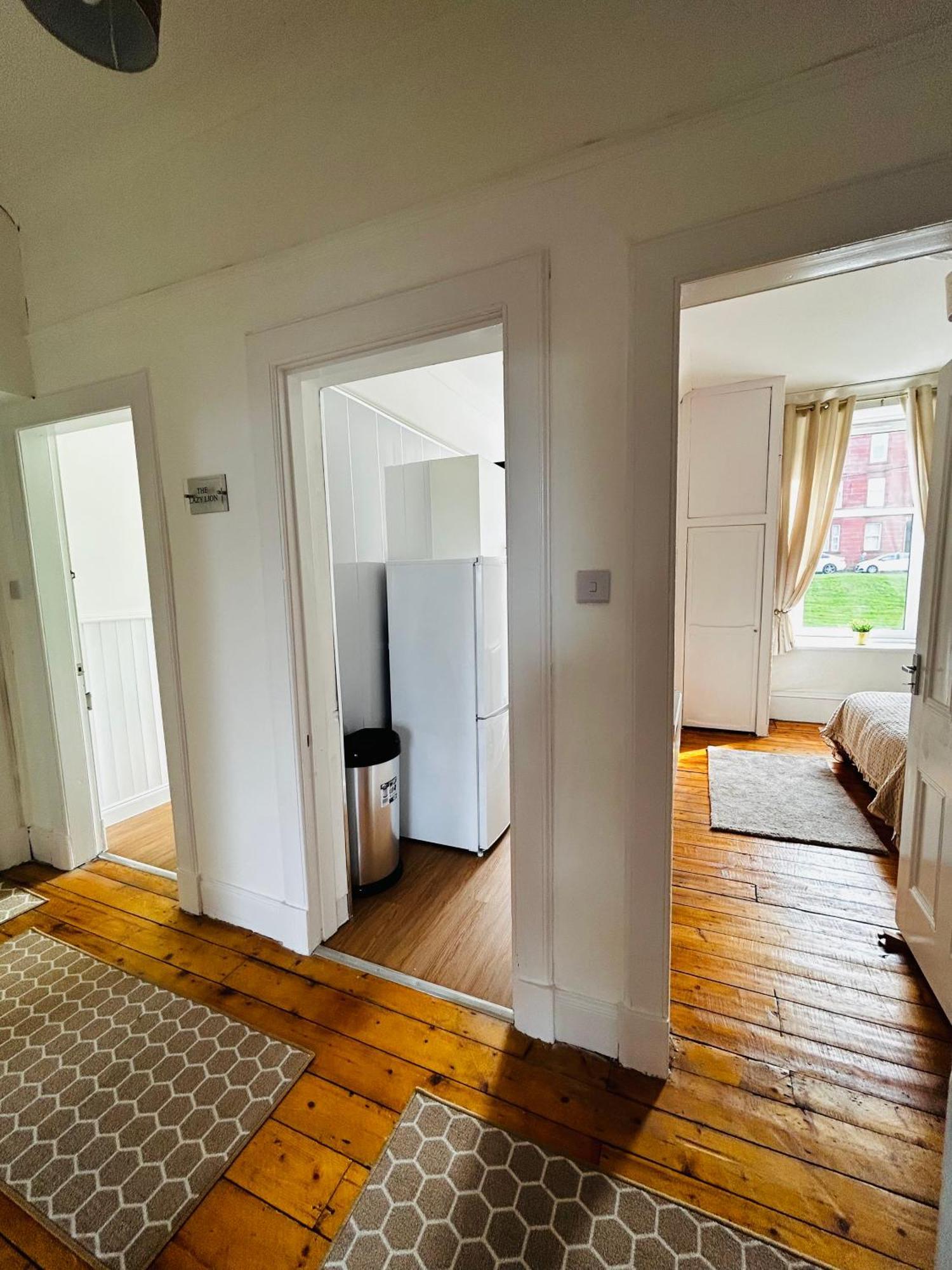 The Lazy Lion - Spacious 2 Bedroom - Town Centre Holiday Home Apartment Port Glasgow Ngoại thất bức ảnh