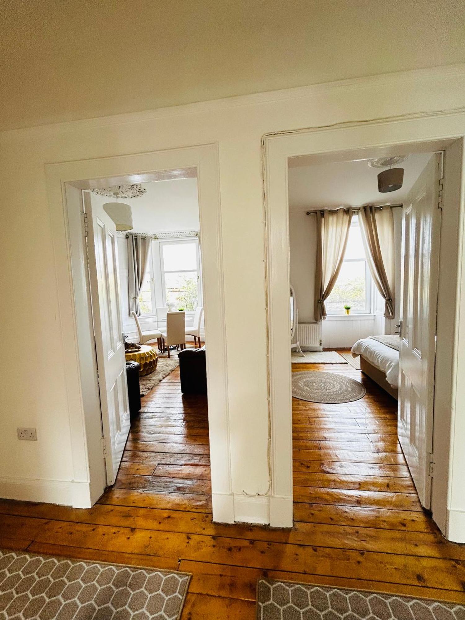 The Lazy Lion - Spacious 2 Bedroom - Town Centre Holiday Home Apartment Port Glasgow Ngoại thất bức ảnh