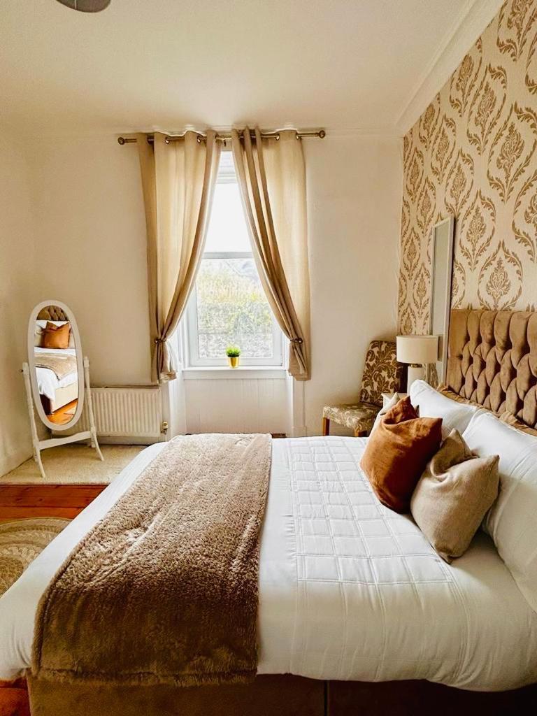 The Lazy Lion - Spacious 2 Bedroom - Town Centre Holiday Home Apartment Port Glasgow Ngoại thất bức ảnh